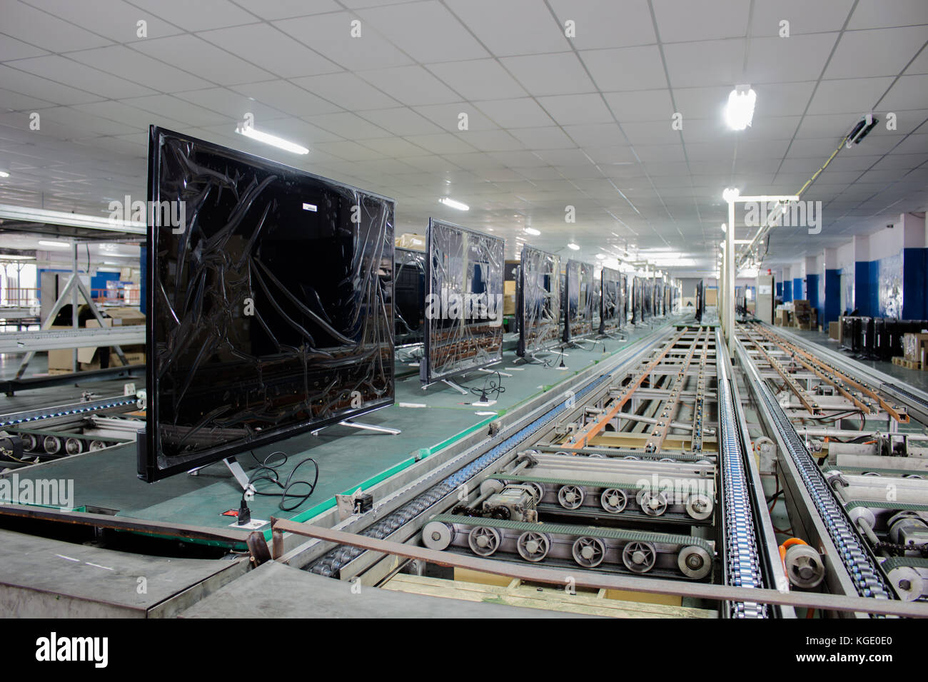TV sul nastro trasportatore in un impianto di produzione. Foto Stock