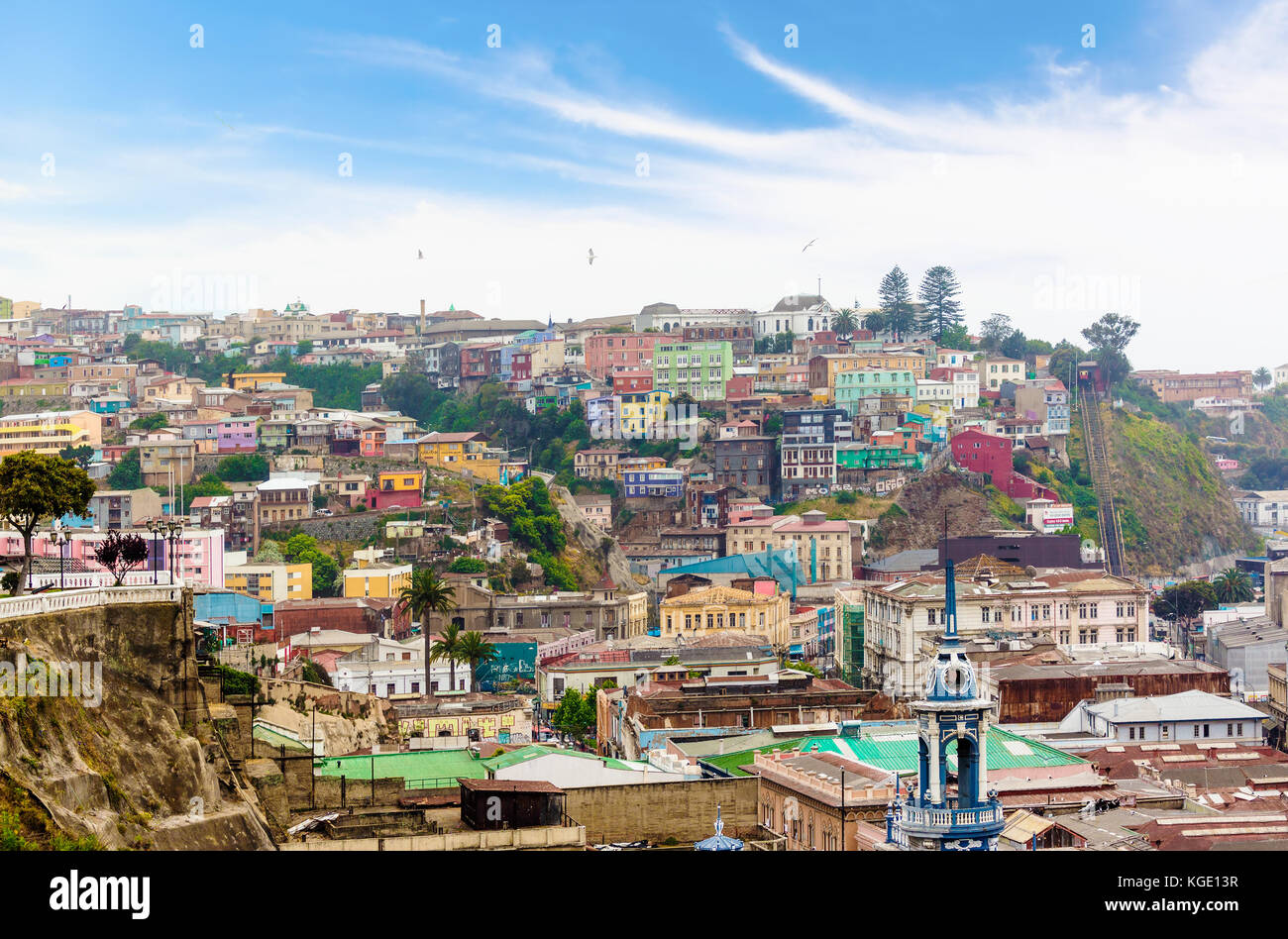 Valparaiso, Cile - 27 ottobre 2016: vista del centro della città di Valparaiso forma hill. valparaiso è molto pittoresco della città e il famoso come un patrimonio mondiale egli Foto Stock