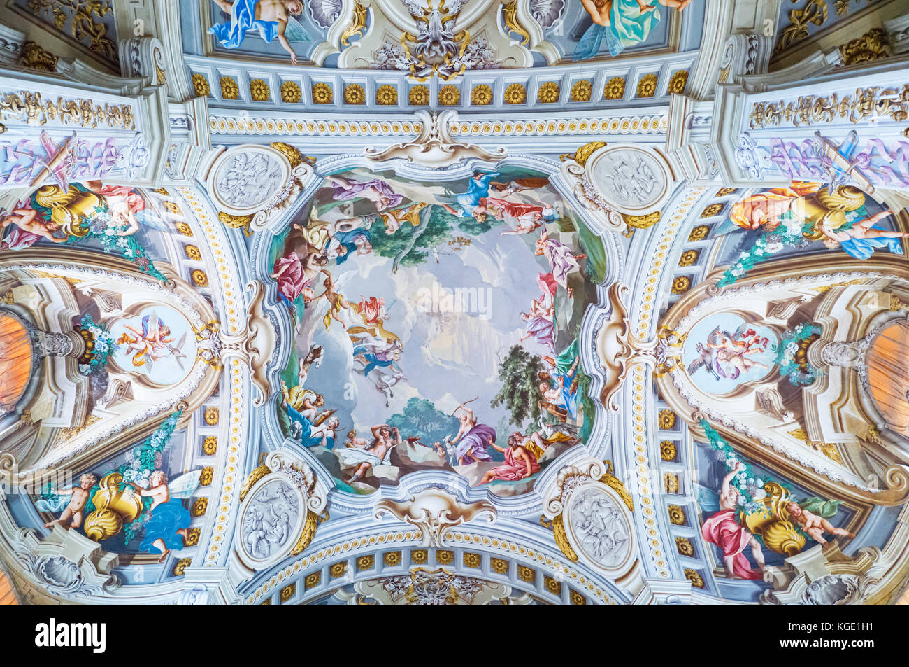 Stupinigi, Italia - 22 giugno 2016: Particolare del soffitto della completamente decorata sala centrale del Royal Hunting Lodge Foto Stock