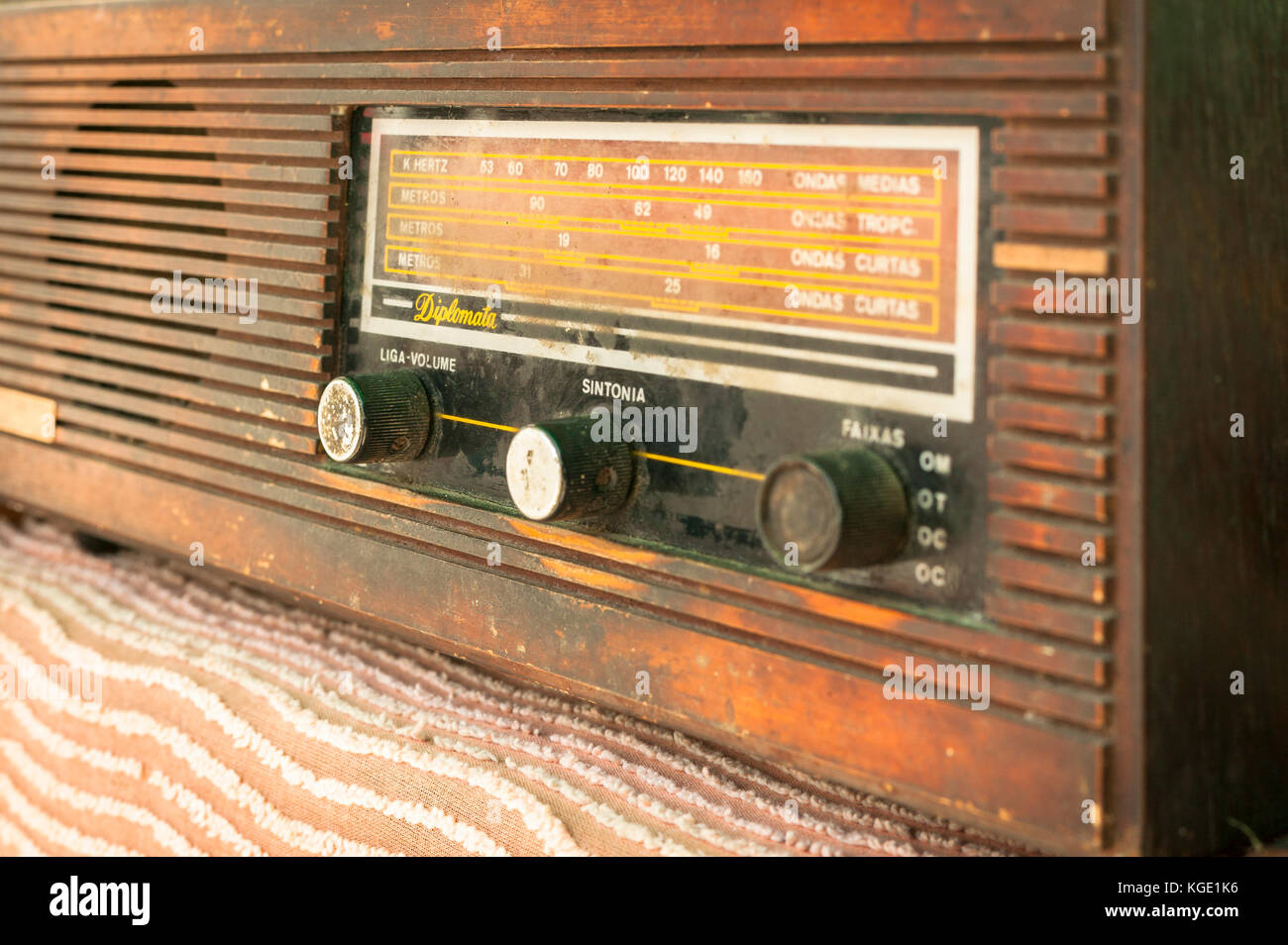 Radio vintage in custodia in legno. Inquadratura orizzontale all'aperto Foto Stock