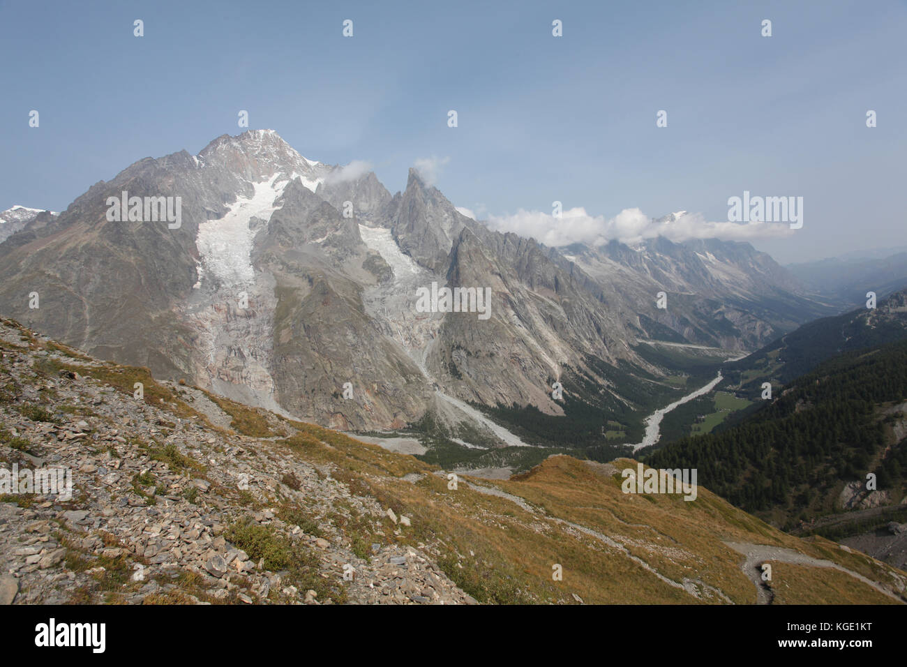 I meravigliosi panorami delle montagne, i ghiacciai e le foreste attorno alla catena montuosa del monte bianco in Europa - Italia, Francia e Svizzera e per gli escursionisti Foto Stock
