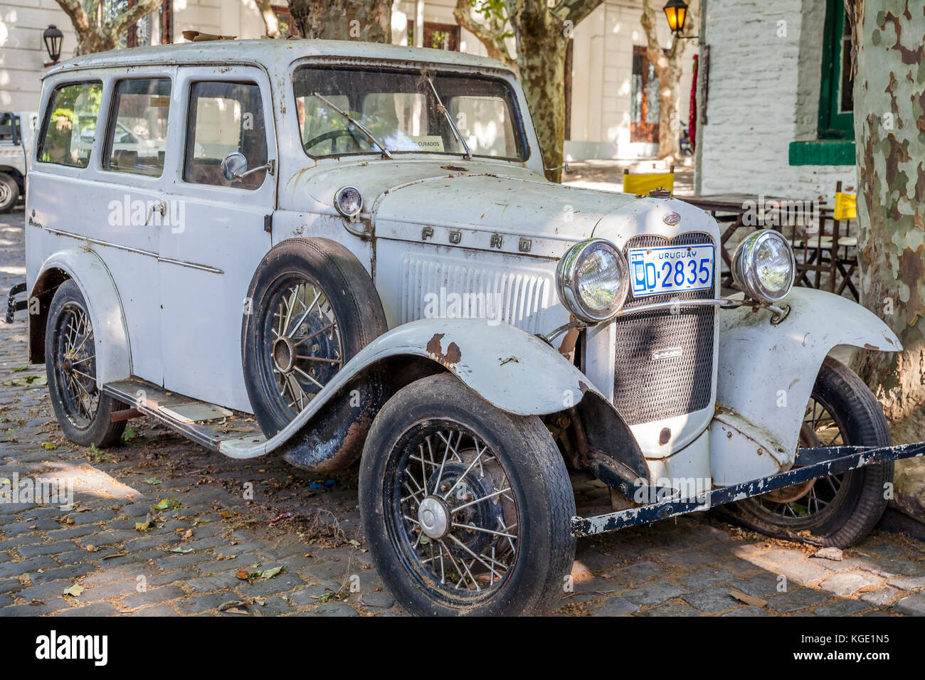 Colonia del Sacramento :classic auto a sinistra sulla strada della città in cui essi diventano una attrazione turistica. Foto Stock