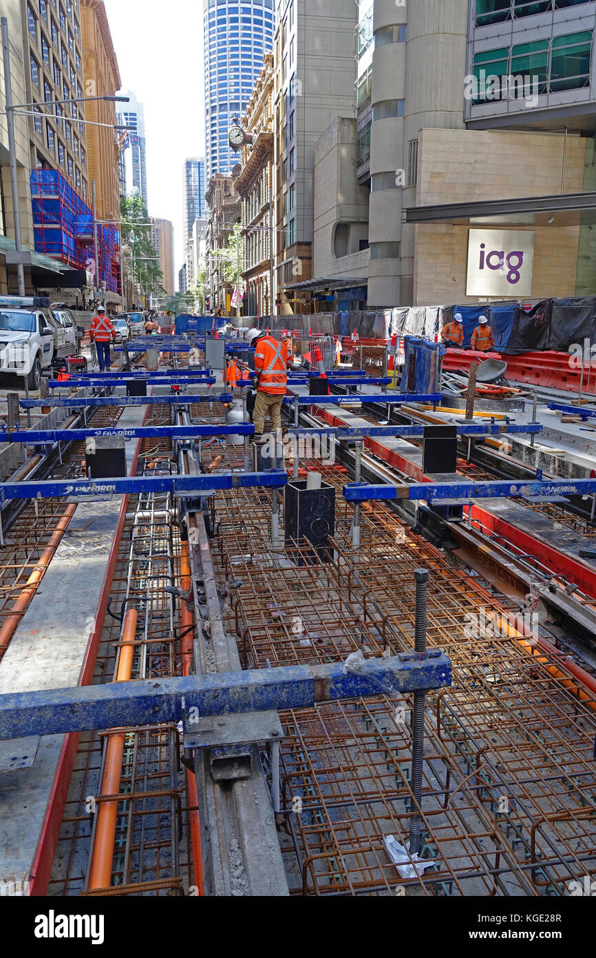 Lavori di costruzione posa di binari in acciaio lungo George Street in CBD di Sydney (quartiere centrale degli affari) Per la tratta South East Light Rail di 12 km Foto Stock