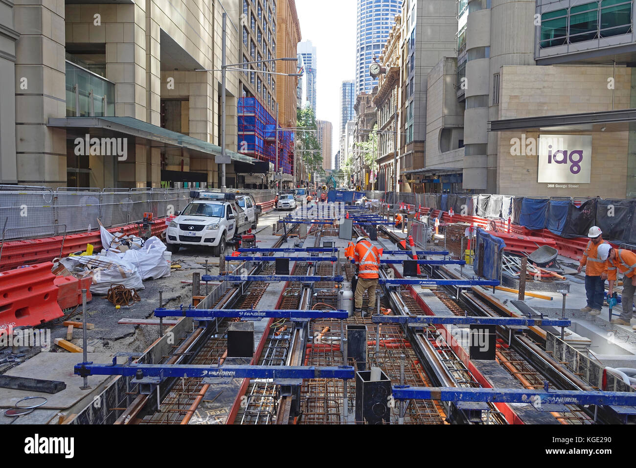 Lavori di costruzione posa di binari in acciaio lungo George Street in CBD di Sydney (quartiere centrale degli affari) Per la tratta South East Light Rail di 12 km Foto Stock