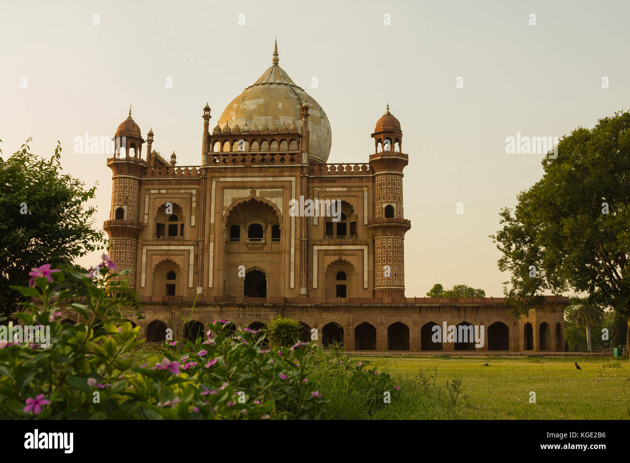 Safdarjung il sepolcro è una pietra arenaria e mausoleo di marmo di Delhi, India. È stato costruito nel 1754 nel tardo Impero Mughal stile per Nawab Safdarjung. Foto Stock