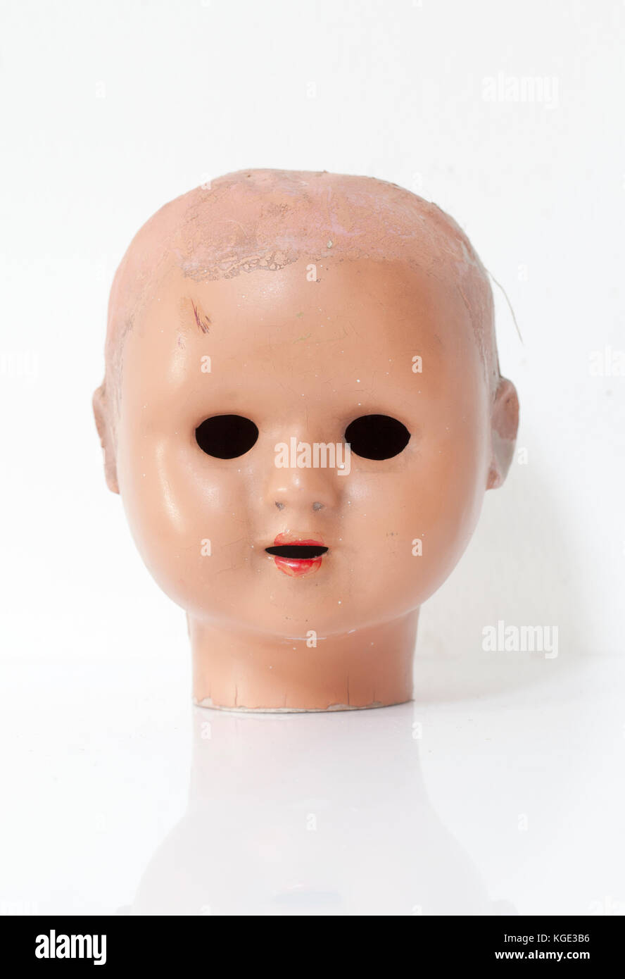 Creepy Baby Dolls testa contro uno sfondo bianco Foto Stock