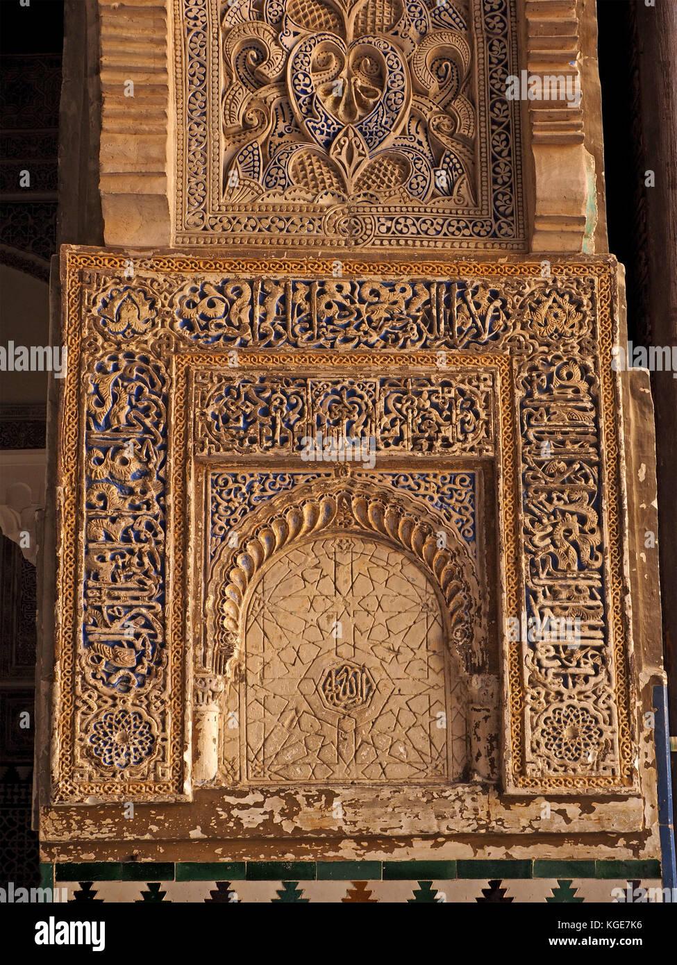 Elaborare dettagliati pannelli in gesso con sfiato blu e script islamica presso il Royal Alcázar di Siviglia, Real Alcázar de Sevilla, Spagna Foto Stock