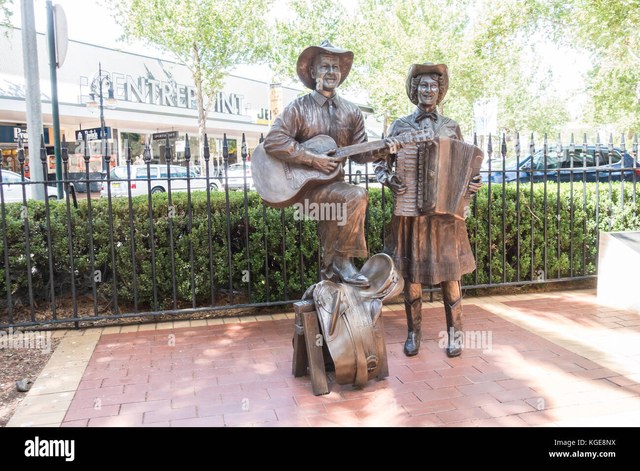 Statue di Slim polveroso e moglie gioia McKean in Peel Street Tamworth Australia. Foto Stock