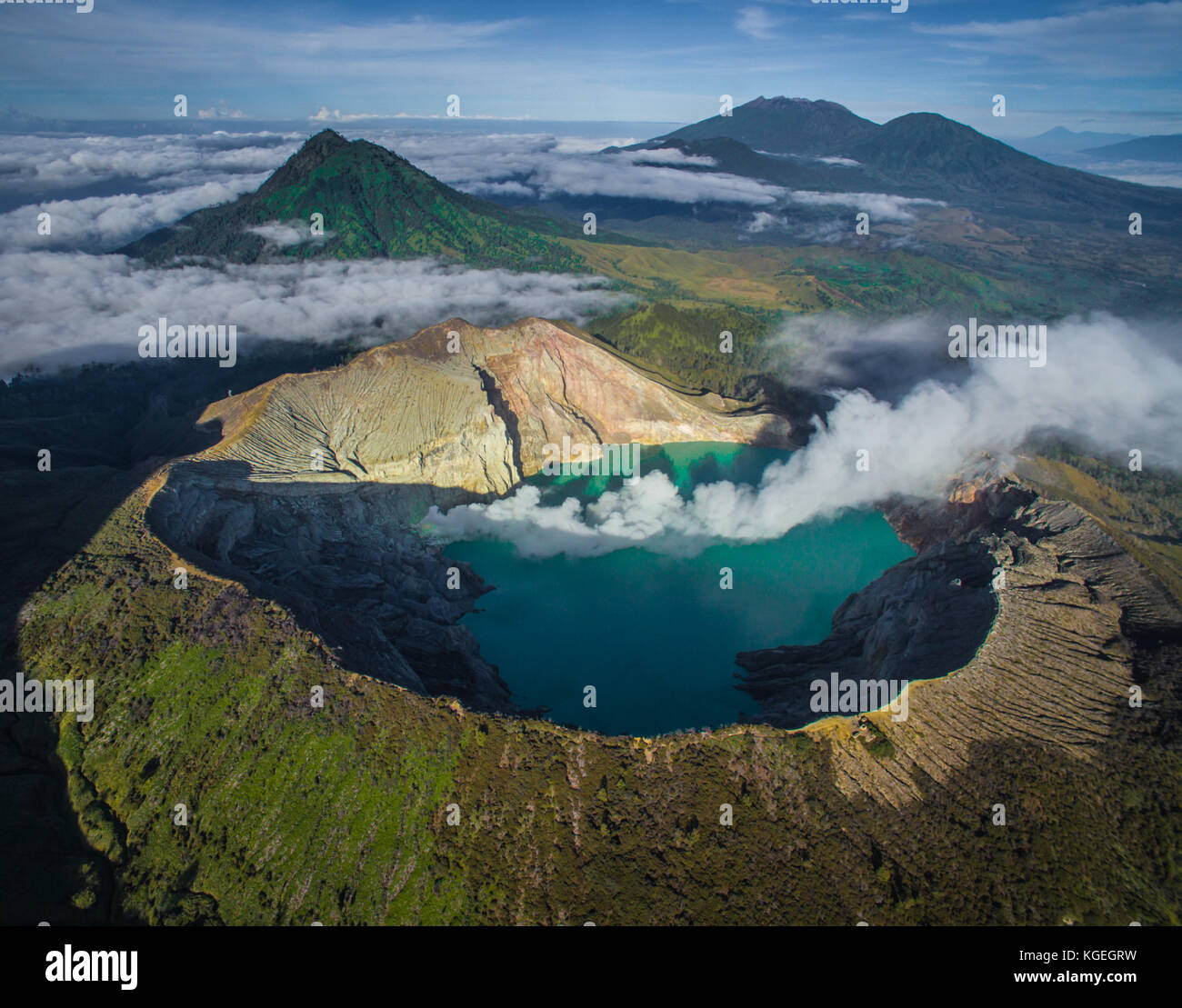 Kawah ijen volcano complex in banyuwangi - east java indonesia in drone punto di vista. Foto Stock