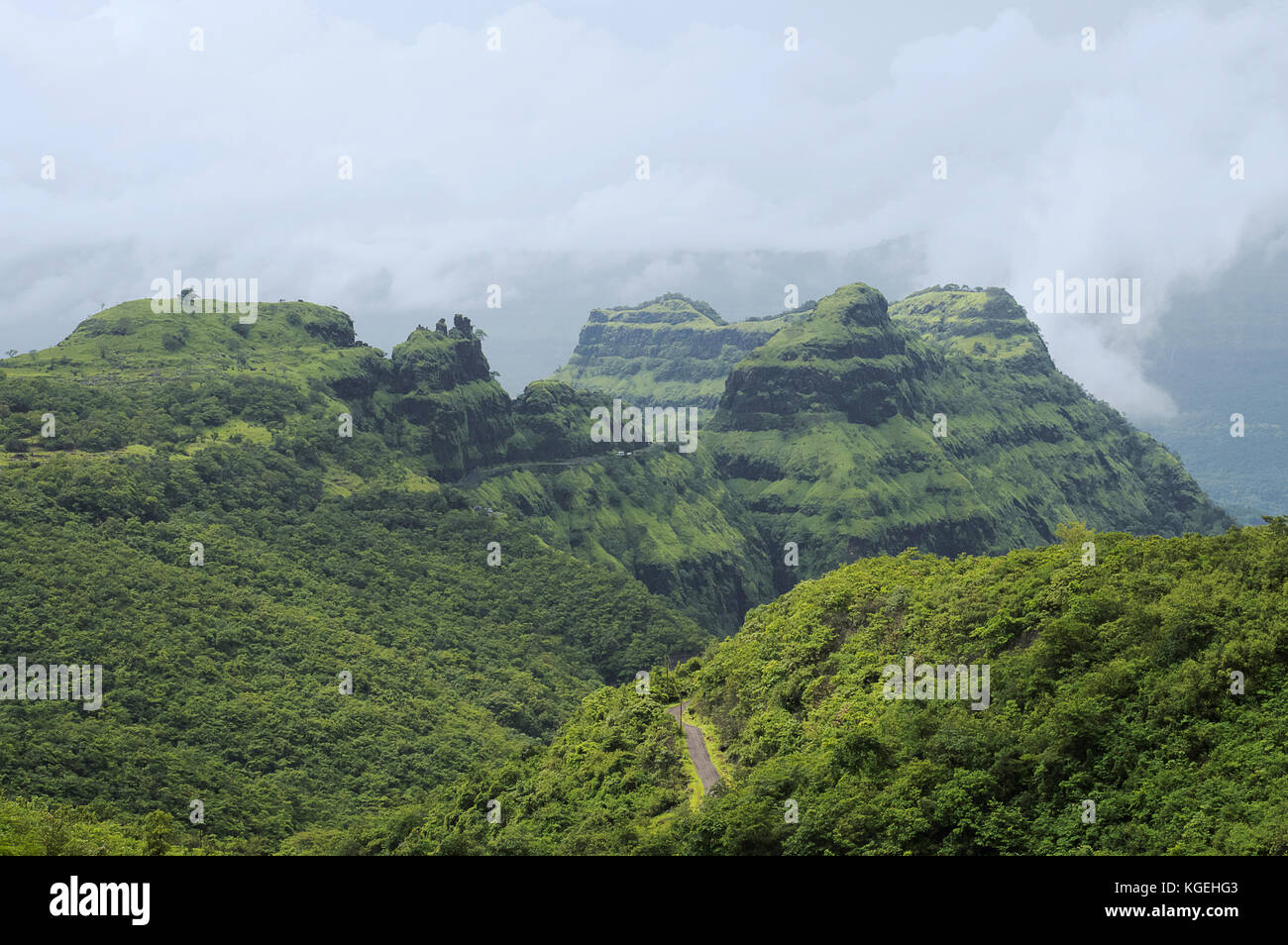 Vista sulle montagne e strade in varandha ghat di Pune, Maharashtra Foto Stock