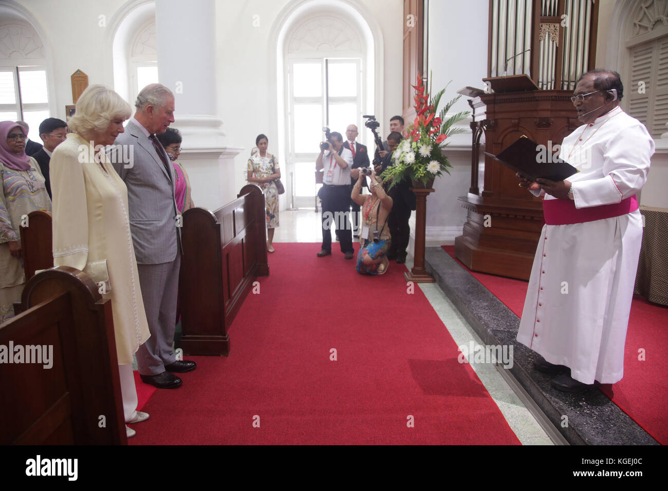 Il Principe del Galles e la Duchessa di Cornovaglia durante una visita alla Chiesa di San Giorgio, la più antica chiesa anglicana del Sud-Est asiatico, a Penang, Malesia. Foto Stock