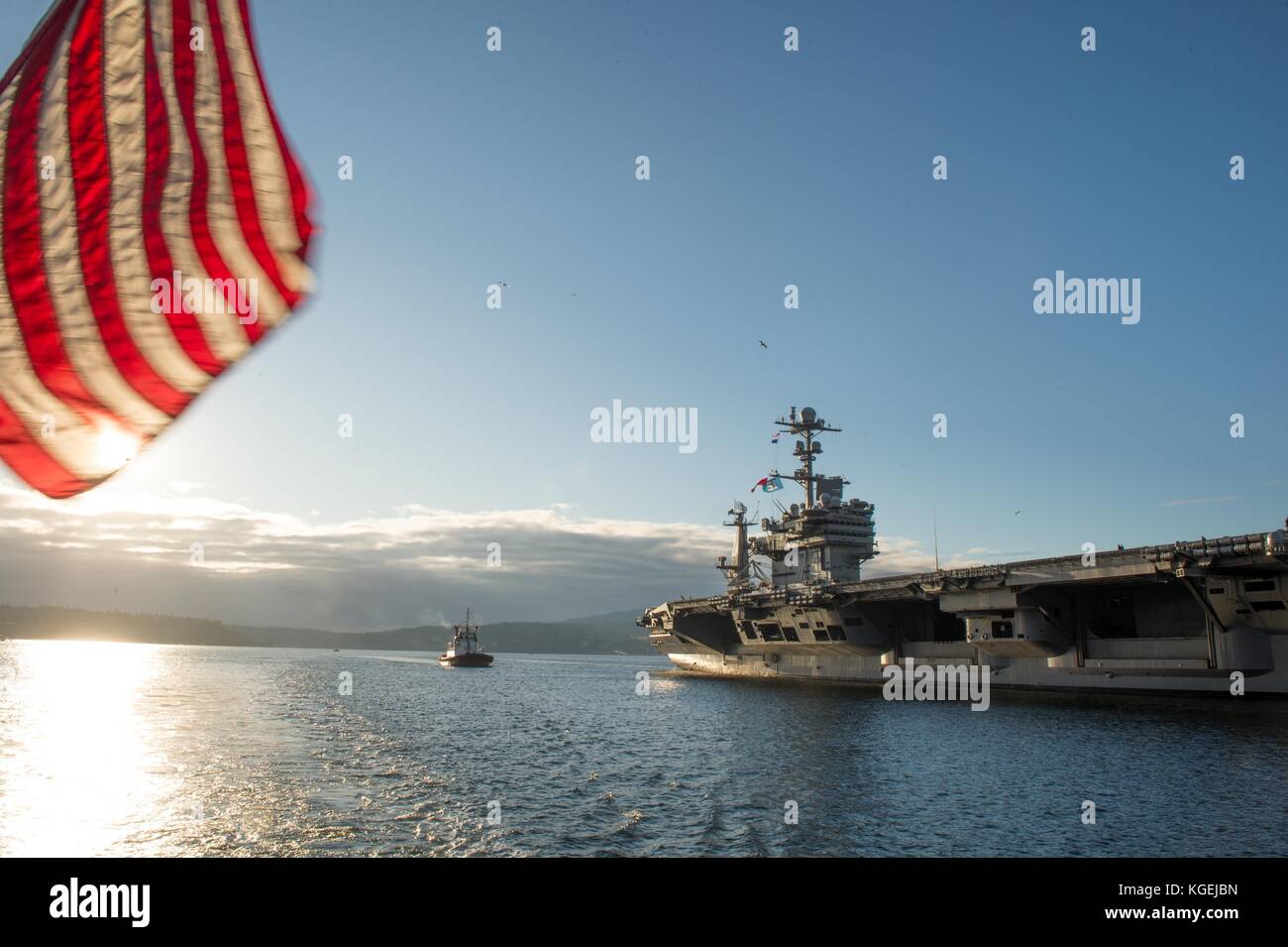 La Nimitz-class portaerei USS John C. Stennis (CVN 74) transita Puget Sound. John C. Stennis è Foto Stock