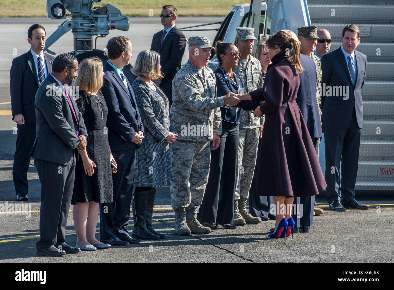 La First Lady Melania Trump scuote le mani con Col. Kenneth Moss, 374 Airlift Wing Commander, prima di salire a bordo di Air Force One, nov. 7, 2017, a Yokota Air Foto Stock