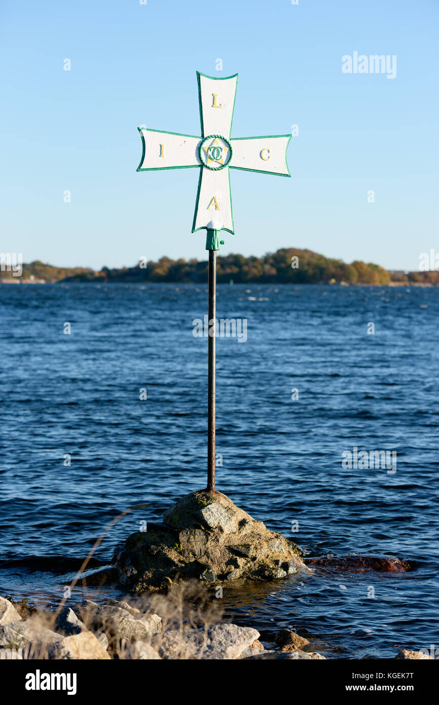 Karlskrona, Svezia - 30 ottobre 2017: documentario della vita quotidiana e l'ambiente. vecchio coldin croce sulla roccia costiera eretta da coldin orde fraterna Foto Stock