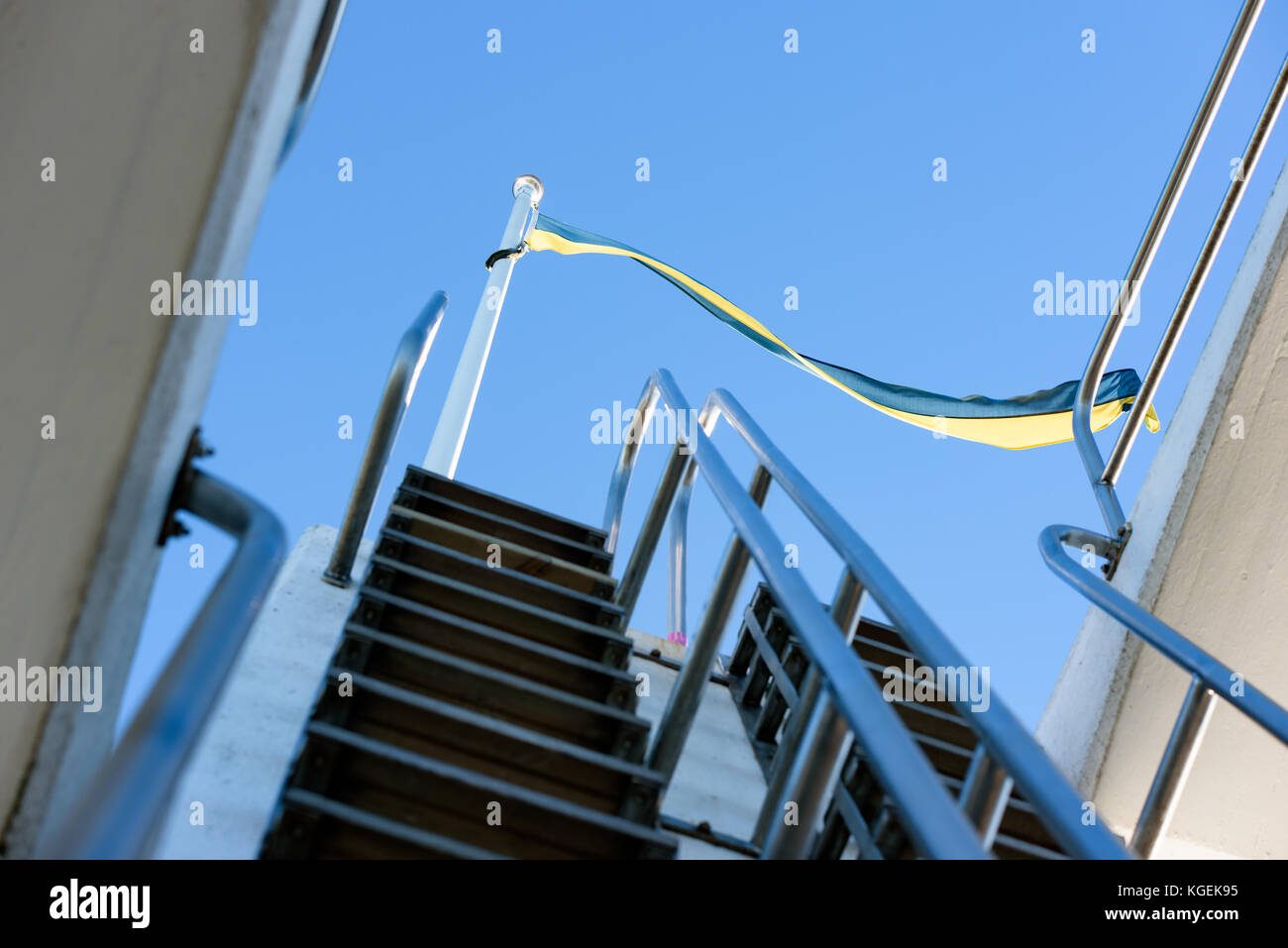 Pennon svedese che si muovono nel vento al di sopra di un diving Torre. Foto Stock