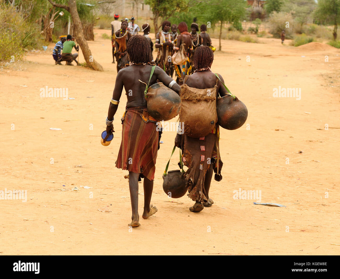 Local popolo etiope tornando dal mercato del villaggio di turmi nella valle dell'omo in Etiopia Foto Stock