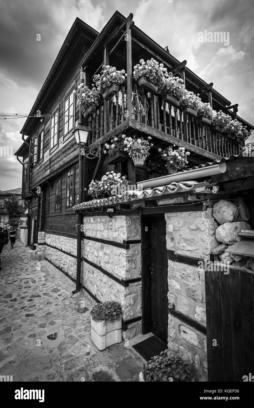 Tipiche case e le strette vie del patrimonio mondiale Unesco città di nesebar. Bulgaria. Foto Stock