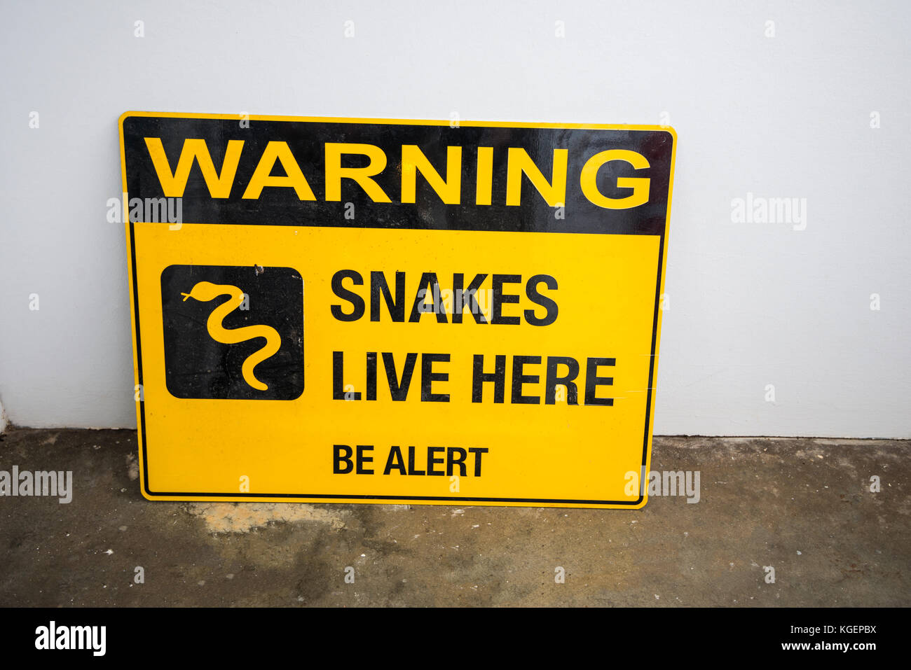 Avviso serpente. L'Australia ha serpenti mortali. Gli escursionisti e i viaggiatori vengono avvertiti che possono uccidere. Antidoti non sempre disponibili. La morte potrebbe seguirci. Foto Stock