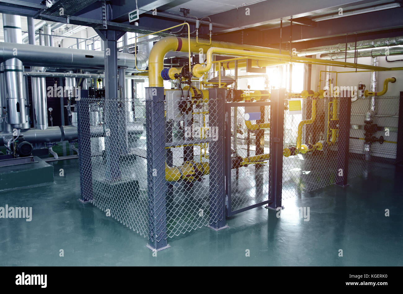 L'interno di un moderno gas industriale locale caldaia. tubazioni, pompe acqua, valvole, manometri Foto Stock