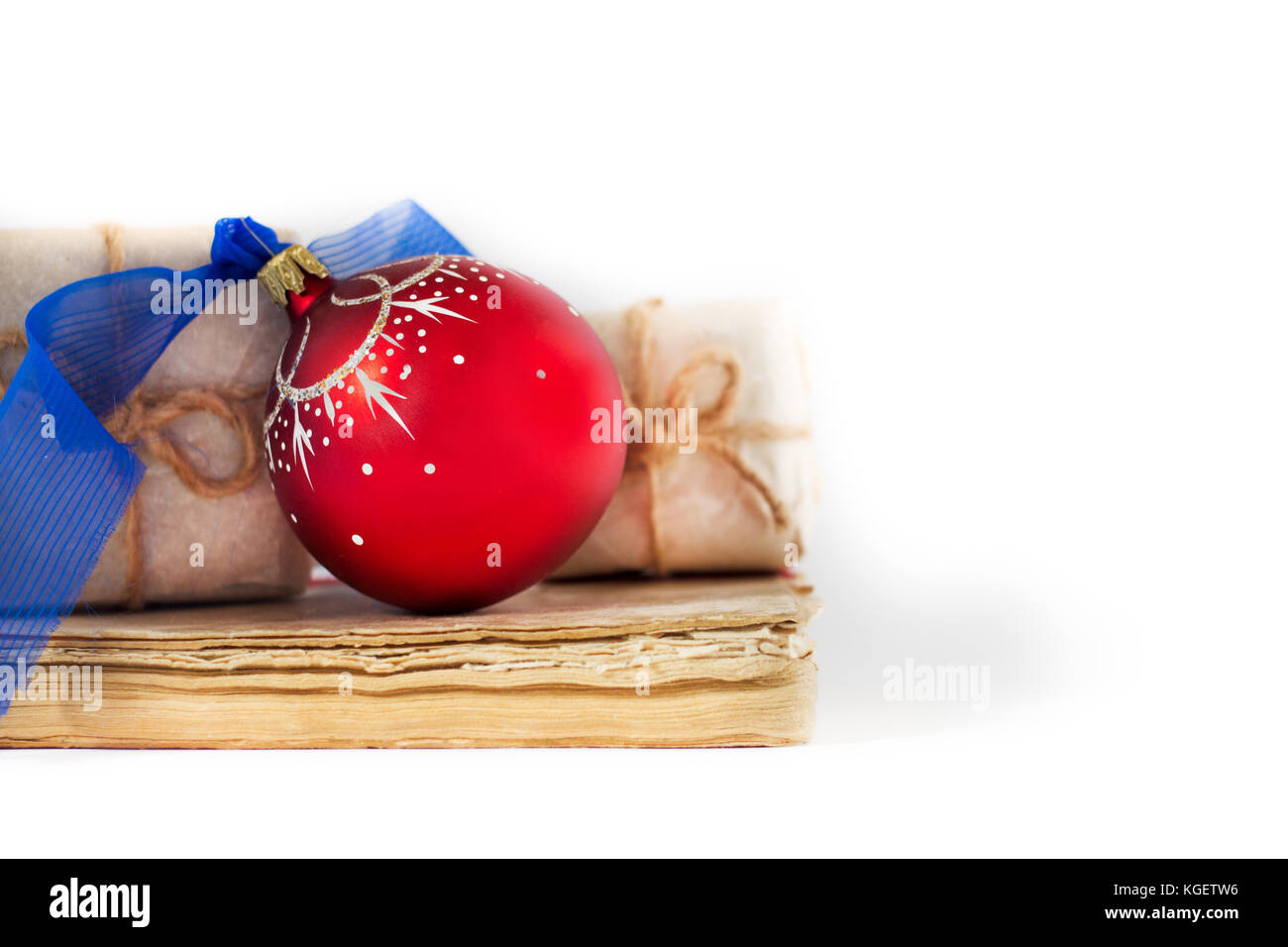 Dono libri e palla di Natale, vacanze composizione su sfondo bianco Foto Stock