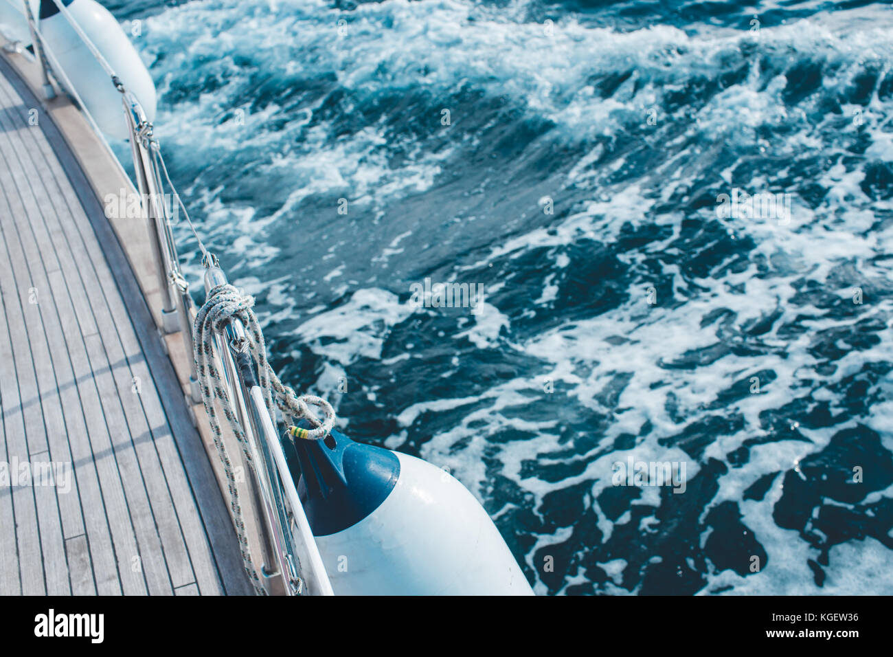 Yacht a vela nel mare tropicale Foto Stock