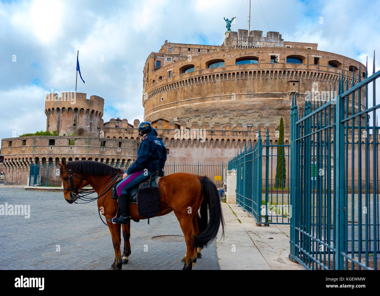 Roma, Italia - 2 marzo 2017: Castel sant'angelo: due poliziotti a cavallo a guardia del monumento Foto Stock