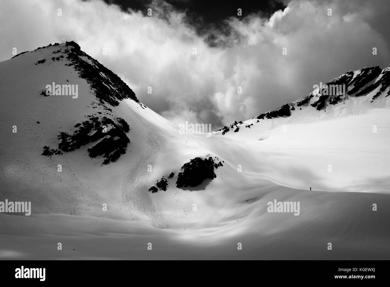 Nuvole pesanti floating overhead a alta altitudine incrocio di 18000 piedi mayali passano nella regione di uttarakhand dell Himalaya indiano. Foto Stock