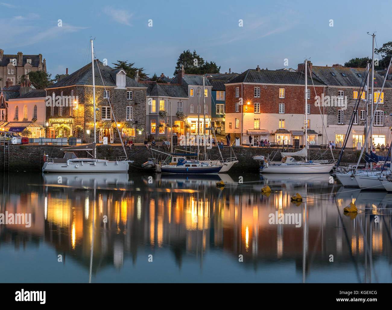 Padstow porto al crepuscolo. Foto Stock