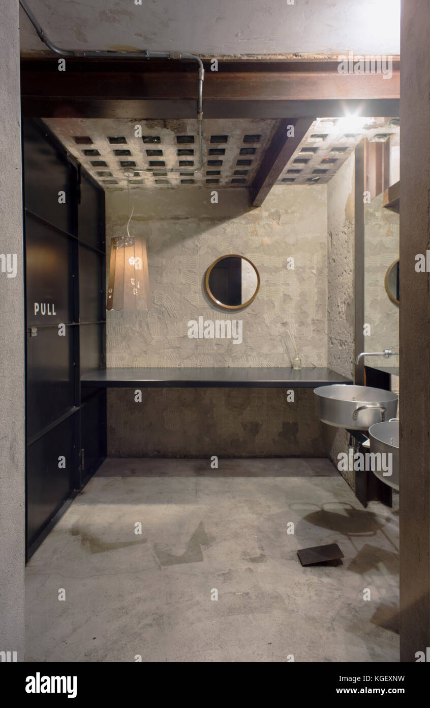 Pubblico strano insolita toilette in un ristorante bar con due pentole in luogo dei lavelli Foto Stock