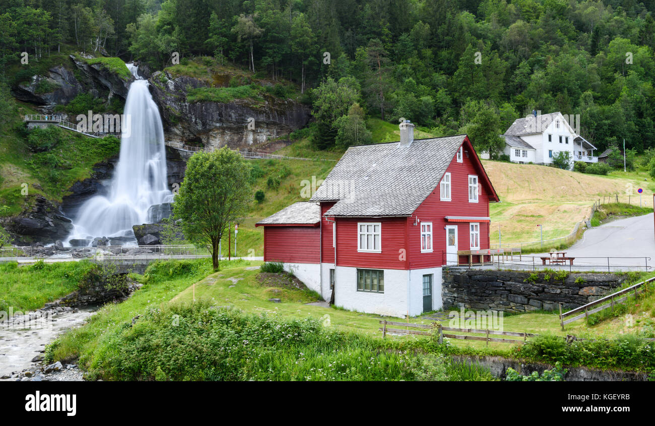 Casa Rossa vicino a cascata steinsdalsfossen Foto Stock