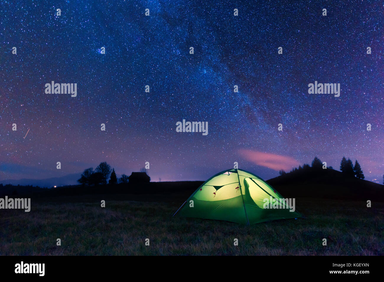 Tenda verde illuminato dall'interno Foto Stock
