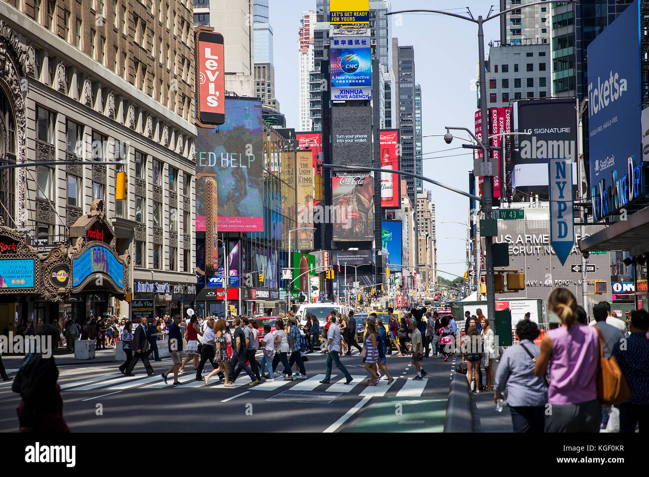 Persone non identificate sul times square, new york times square è il più popolare località turistica nella città di new york Foto Stock