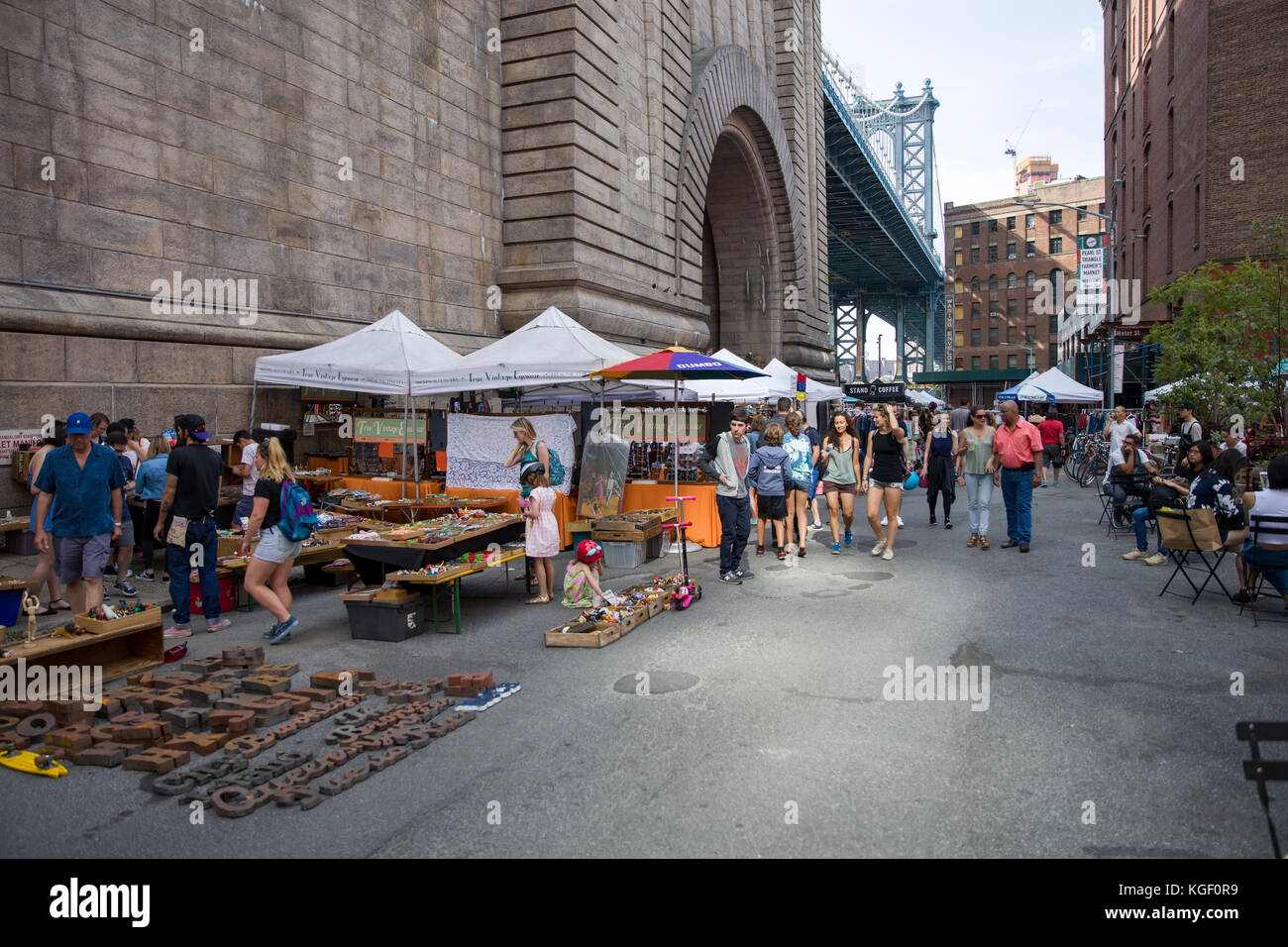 Unindentified persone a Brooklyn mercato delle pulci di new york. brooklyn flea è uno dei nuovi yorks top mercatini delle pulci. Foto Stock