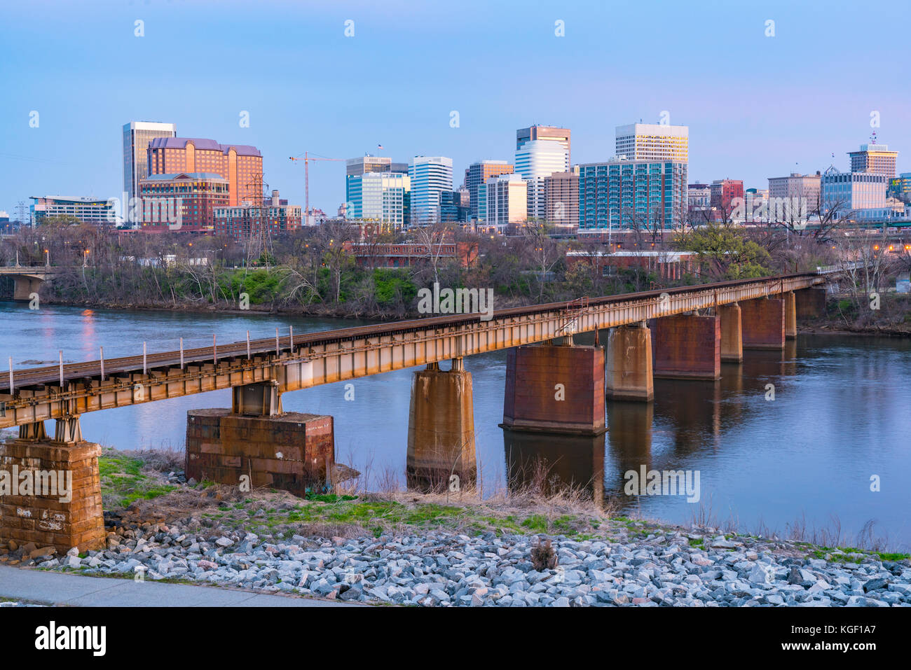 Richmond, Virginia, skyline notturno della citta' lungo il fiume James. Foto Stock
