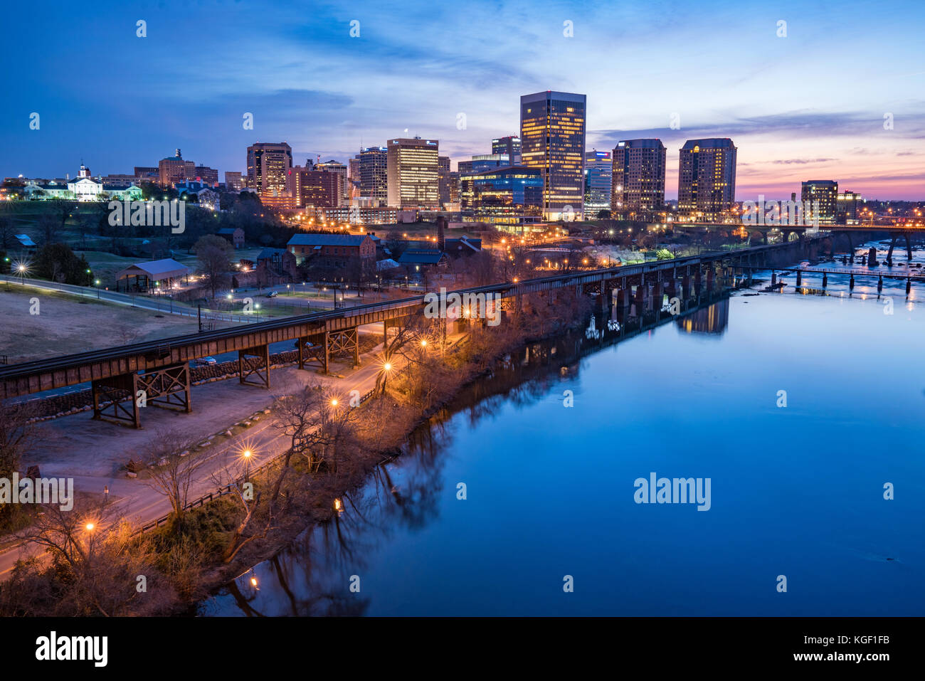 Richmond, Virginia, skyline notturno della citta' lungo il fiume James. Foto Stock