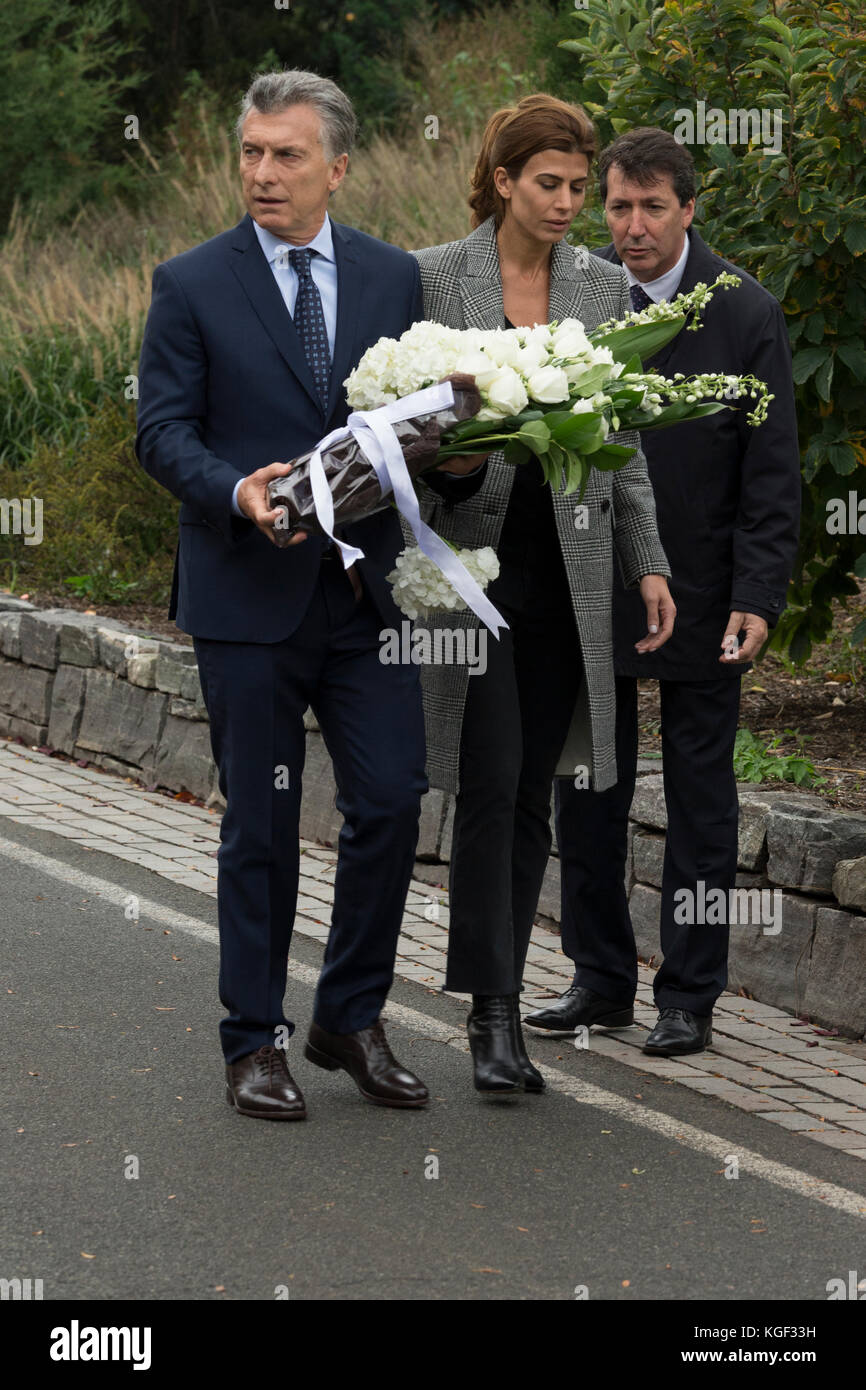 New york, Stati Uniti. 6 nov, 2017. Presidente dell'argentina Mauricio Macri e la first lady juliana awada stabilisce i fiori in omaggio alle vittime del Tribeca attacco terroristico su West Street credit: lev radin/alamy live news Foto Stock