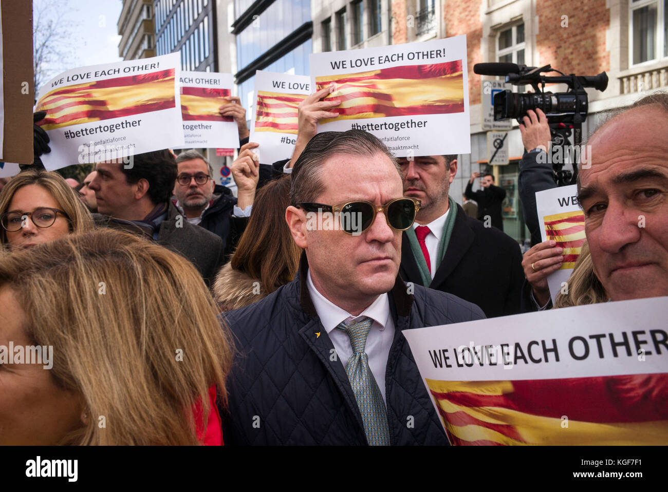 Bruxelles, Bxl, Belgio. 7 novembre 2017. Gli unionisti protestano contro l'indipendenza della Catalogna di fronte alla sede dell'Unione europea a Bruxelles, Belgio il 07.11.2017 il presidente della Catalogna fuggì in Belgio e sostenne che la Spagna stava preparando un'ondata di oppressione e violenza contro il suo movimento separatista. Di Wiktor Dabkowski credito: Wiktor Dabkowski/ZUMA Wire/Alamy Live News Foto Stock