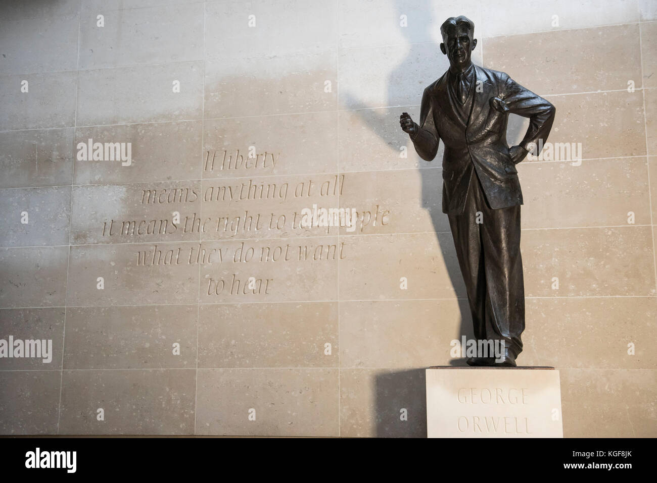 Londra, Regno Unito. Il 7 novembre 2017. Una statua di autore George Orwell è svelato al di fuori della sede della BBC in Portland Place. Che accompagna la statua è un iscrizione che recita "se la libertà significa qualcosa a tutti significa il diritto di dire alla gente ciò che non vogliono ascoltare". Credito: Stephen Chung / Alamy Live News Foto Stock