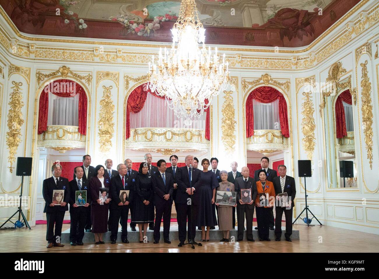 U. Il presidente Donald Trump, la first lady Melania Trump, il primo ministro giapponese Shinzo Abe e sua moglie Akie con familiari di cittadini giapponesi rapiti dalla Corea del Nord a seguito di un incontro presso la pensione statale del Palazzo Akasaka il 6 novembre 2017 a Tokyo, Giappone. Trump è in visita di tre giorni in Giappone, la prima tappa di un volo di 13 giorni attraverso l'Asia. Foto Stock