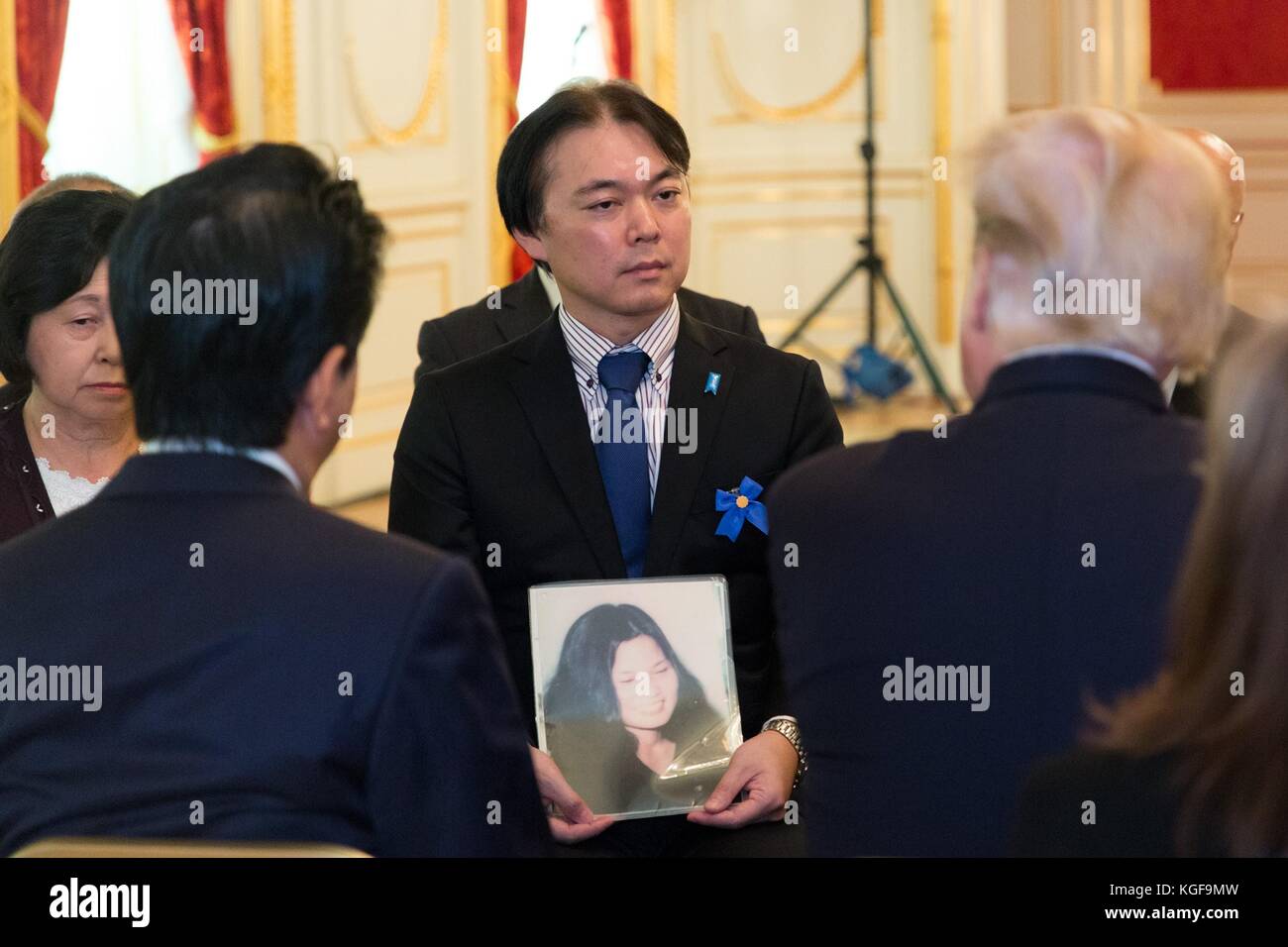 U.s presidente Donald Trump, destro e il primo ministro giapponese Shinzo Abe si incontrano con i familiari dei cittadini giapponesi rapiti dalla Corea del nord al palazzo akasaka membro guesthouse Novembre 6, 2017 a Tokyo in Giappone. trump è su una tre giorni di visita in Giappone, il primo arresto di un 13-giorno oscillare attraverso l'Asia. Foto Stock