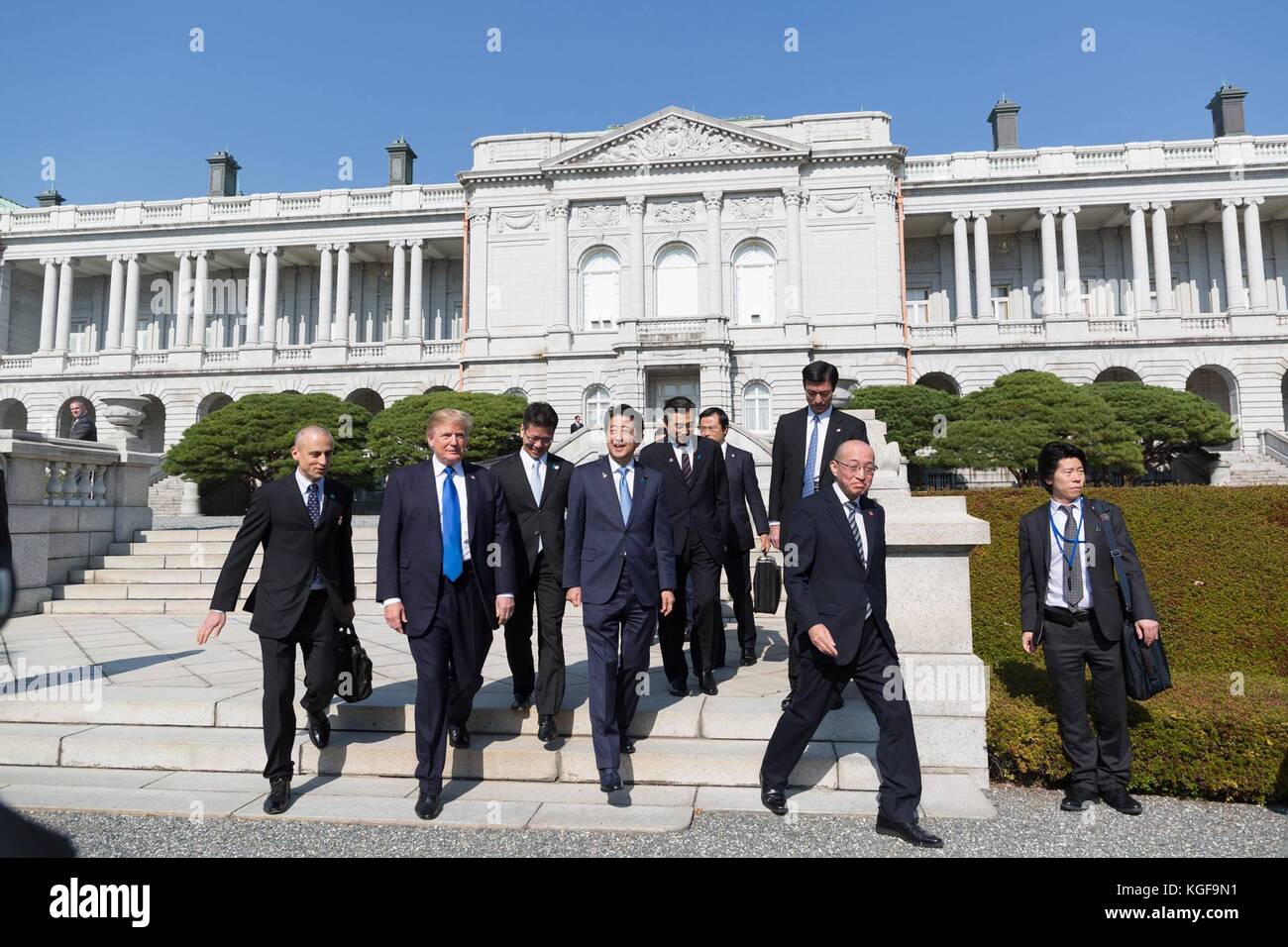 U. Il presidente Donald Trump e il primo ministro giapponese Shinzo Abe lasciano l'Akasaka Palace dopo aver incontrato i familiari di cittadini giapponesi rapiti dalla Corea del Nord il 6 novembre 2017 a Tokyo, Giappone. Trump è in visita di tre giorni in Giappone, la prima tappa di un volo di 13 giorni attraverso l'Asia. Foto Stock