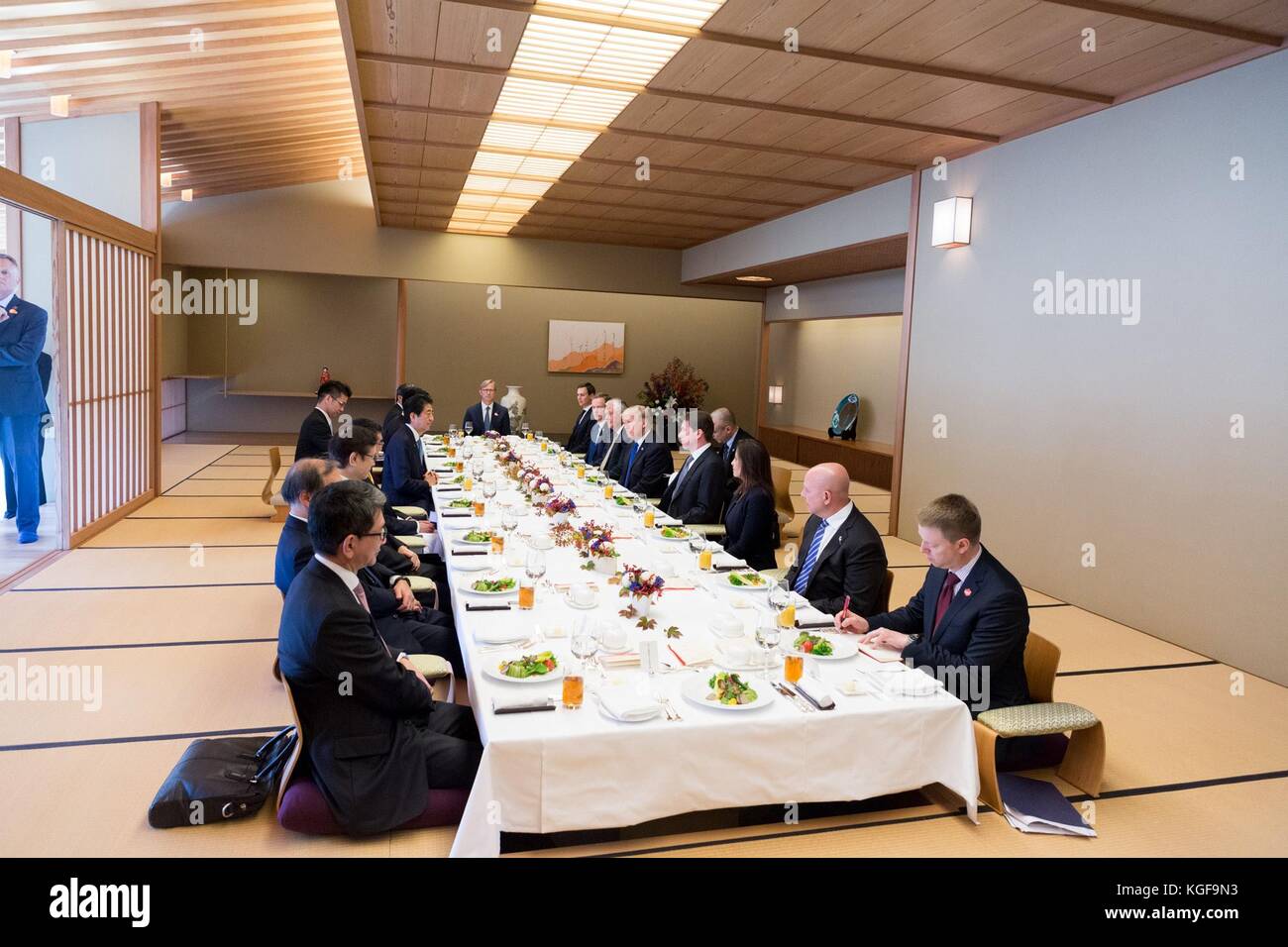U. Il presidente Donald Trump e il primo ministro giapponese Shinzo Abe durante un pranzo di lavoro al Palazzo Akasaka il 6 novembre 2017 a Tokyo, Giappone. Trump è in visita di tre giorni in Giappone, la prima tappa di un volo di 13 giorni attraverso l'Asia. Foto Stock