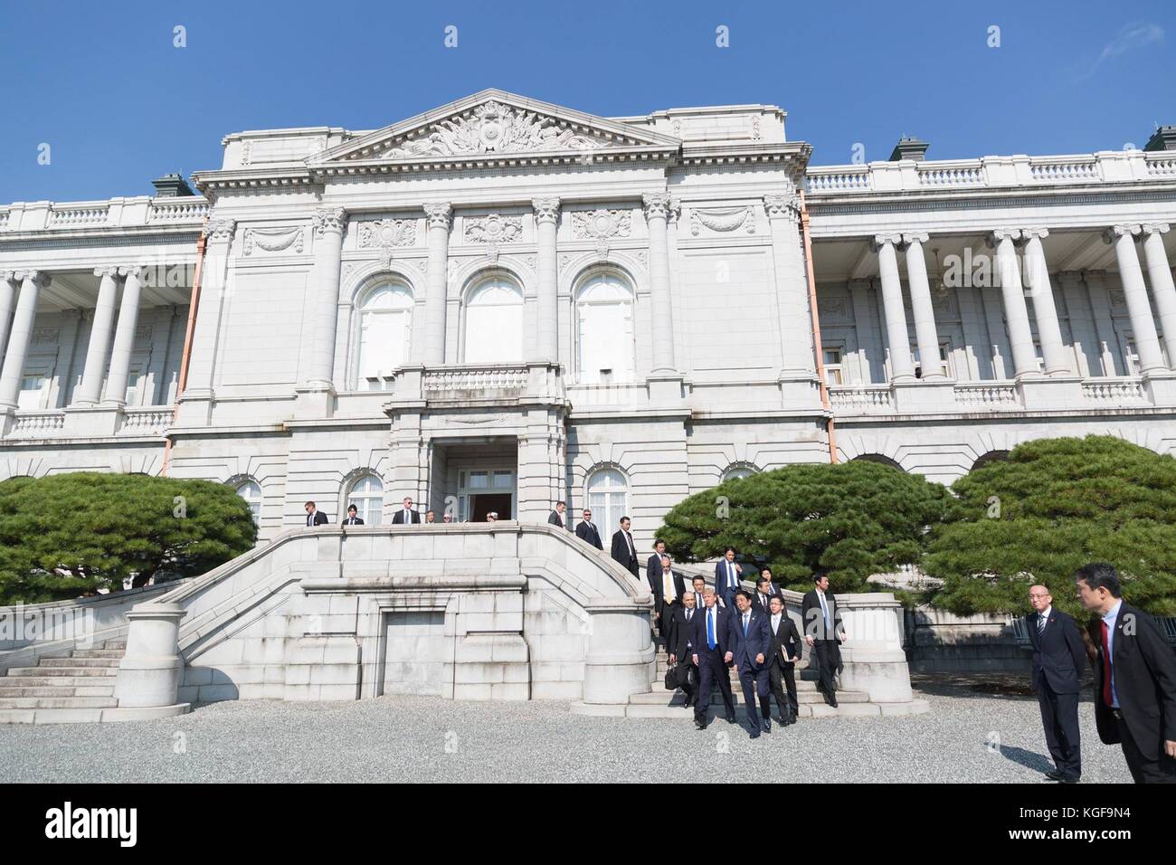 U. Il presidente Donald Trump e il primo ministro giapponese Shinzo Abe lasciano l'Akasaka Palace dopo aver incontrato i familiari di cittadini giapponesi rapiti dalla Corea del Nord il 6 novembre 2017 a Tokyo, Giappone. Trump è in visita di tre giorni in Giappone, la prima tappa di un volo di 13 giorni attraverso l'Asia. Foto Stock