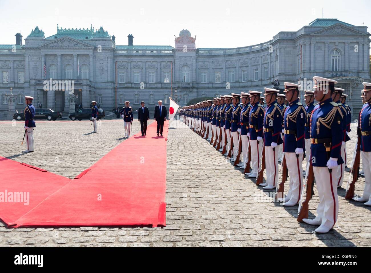 U. Il presidente Donald Trump e il primo ministro giapponese Shinzo Abe esaminano le truppe durante una cerimonia formale di arrivo al Palazzo Akasaka il 6 novembre 2017 a Tokyo, Giappone. Trump è in visita di tre giorni in Giappone, la prima tappa di un volo di 13 giorni attraverso l'Asia. Foto Stock