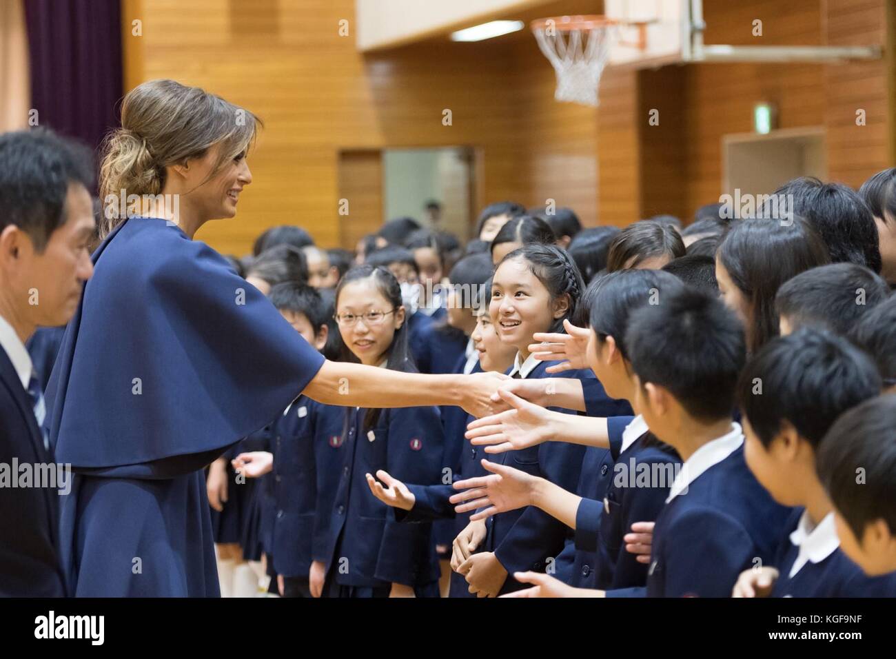 U.s prima signora melania trump saluta gli studenti di kyobashi tsukiji scuola elementare Novembre 6, 2017 a Tokyo in Giappone. trump è su una tre giorni di visita in Giappone, il primo arresto di un 13-giorno oscillare attraverso l'Asia. Foto Stock