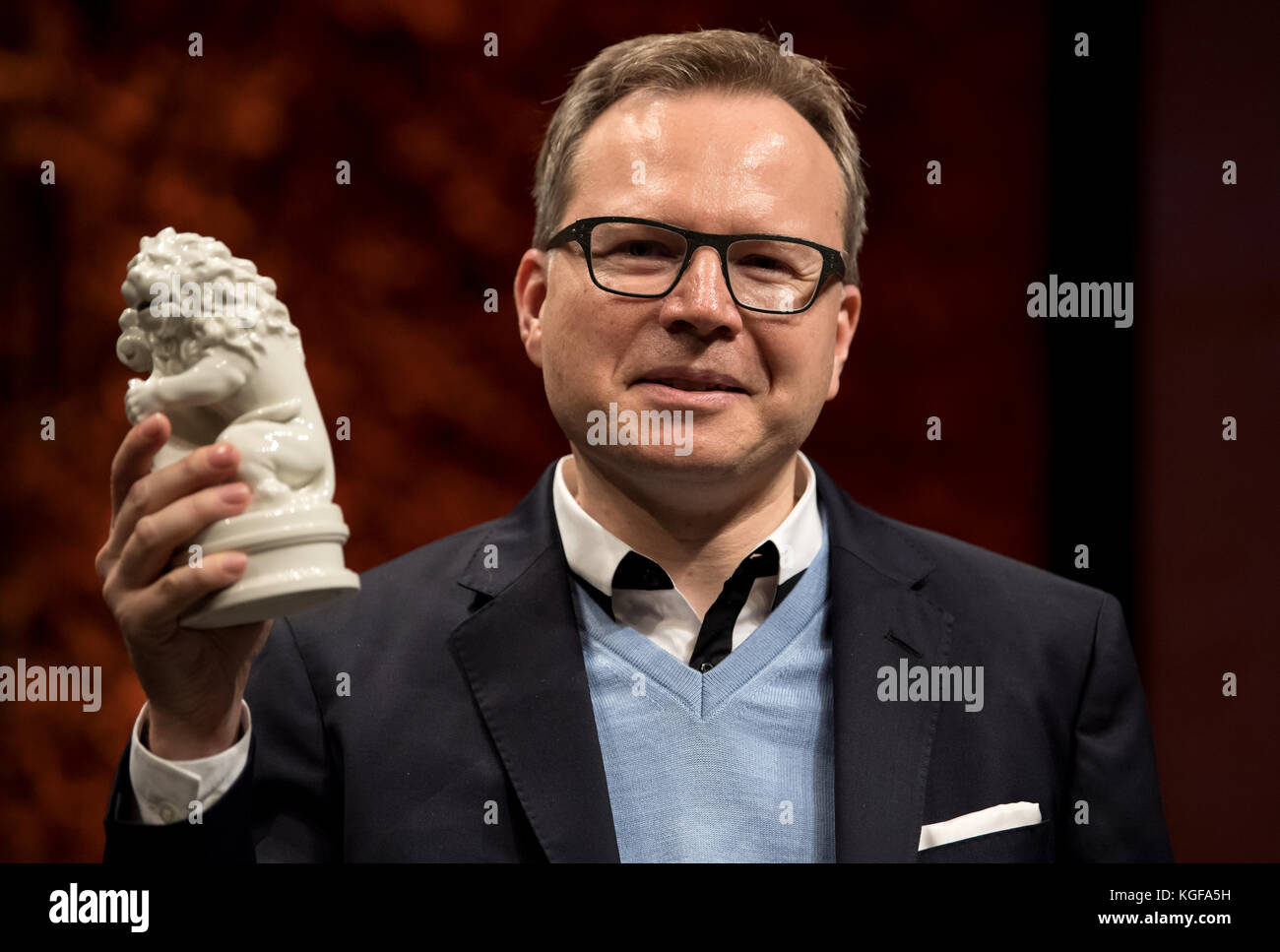 L'autore e sociologo culturale Andreas Reckwitz si erge sul palco dopo aver ricevuto il premio bavarese del libro ("Bayerischer Buchpreis") per il suo libro "Die Gesellschaft der Singularitaeten. Zum Strukturwandel der moderne (titolo inglese: "La società delle singolarità - sulla trasformazione della modernità") nella categoria "saggistica" alla cerimonia di Monaco, Germania, 7 novembre 2017. Foto: Sven Hoppe/dpa Foto Stock