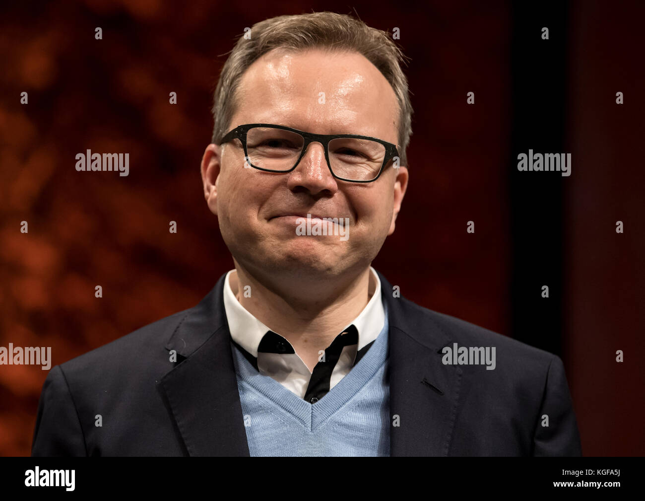 L'autore e sociologo culturale Andreas Reckwitz si erge sul palco dopo aver ricevuto il premio bavarese del libro ("Bayerischer Buchpreis") per il suo libro "Die Gesellschaft der Singularitaeten. Zum Strukturwandel der moderne (titolo inglese: "La società delle singolarità - sulla trasformazione della modernità") nella categoria "saggistica" alla cerimonia di Monaco, Germania, 7 novembre 2017. Foto: Sven Hoppe/dpa Foto Stock