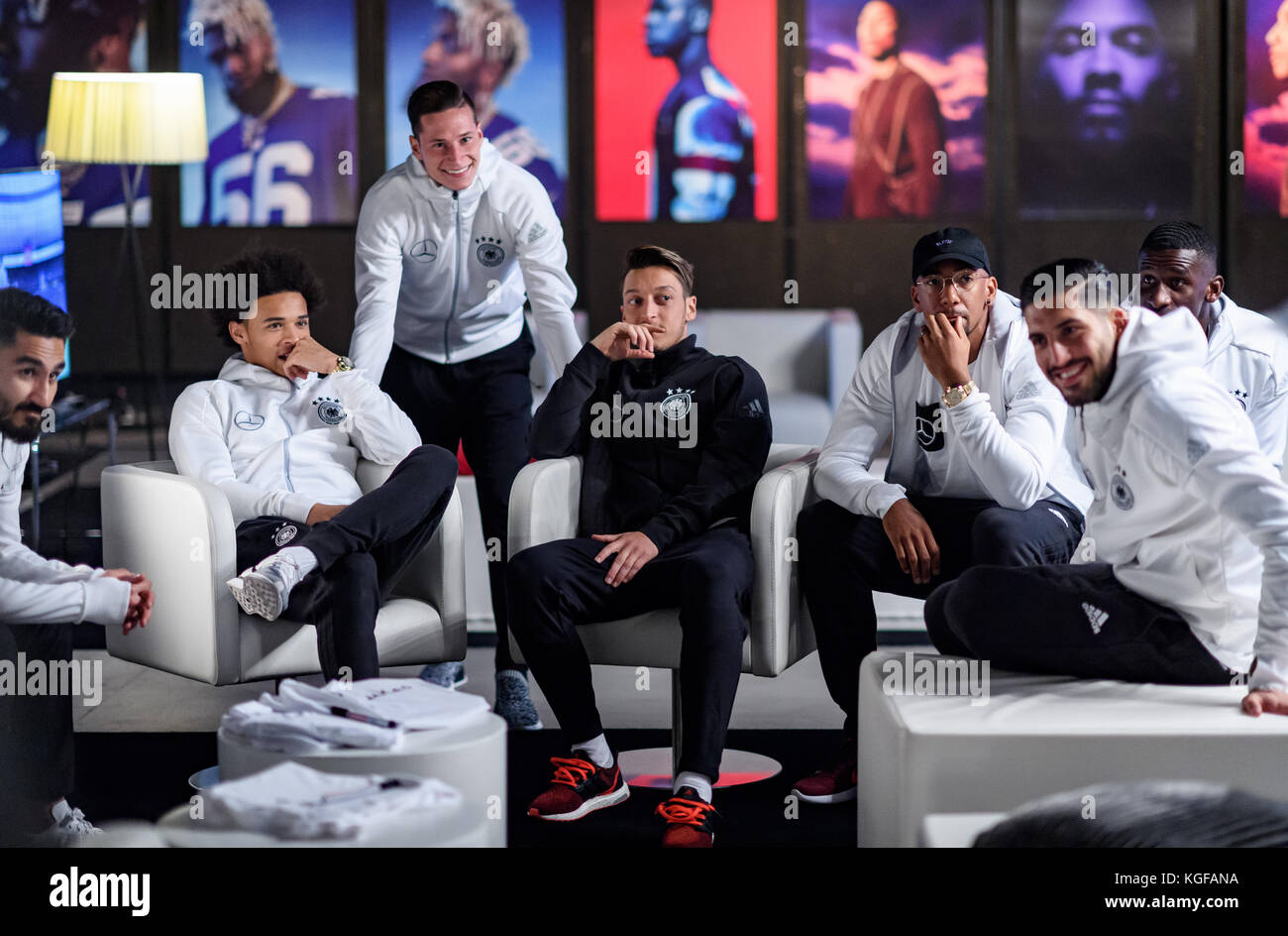 Ilkay Guendogan, Leroy sane, Julian Draxler, Mesut Oezil, Jerome Boateng, Emre CAN und Antonio Ruediger am set vom Mercedes-Benz Marketingtag. GES/ Fussball/ DFB-Marketingtag in den Filmstudios Babelsberg, Berlin, 07.11.2017 calcio/calcio: Marketing aktivities of the german National team, Berlin, 7 novembre 2017 |utilizzo in tutto il mondo Foto Stock