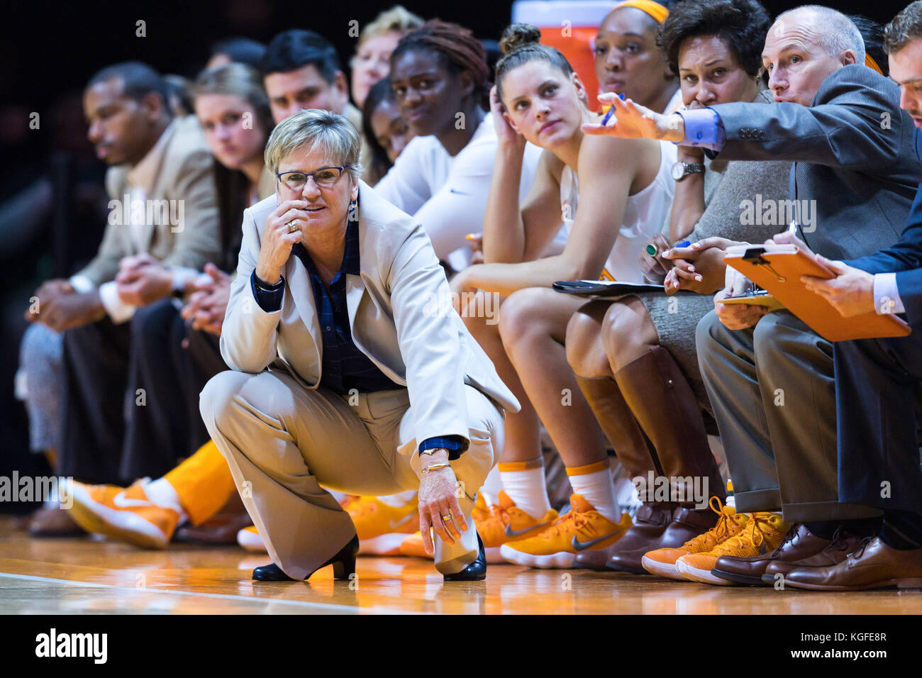 Knoxville, Tennessee, Stati Uniti d'America. 7 Nov, 2017. head coach Holly Warlick del Tennessee Lady volontari durante la fiera del NCAA di pallacanestro tra la University of Tennessee Lady volontari e la Carson Newman aquile a Thompson Boling Arena a Knoxville TN Tim Gangloff/CSM Credito: Cal Sport Media/Alamy Live News Foto Stock