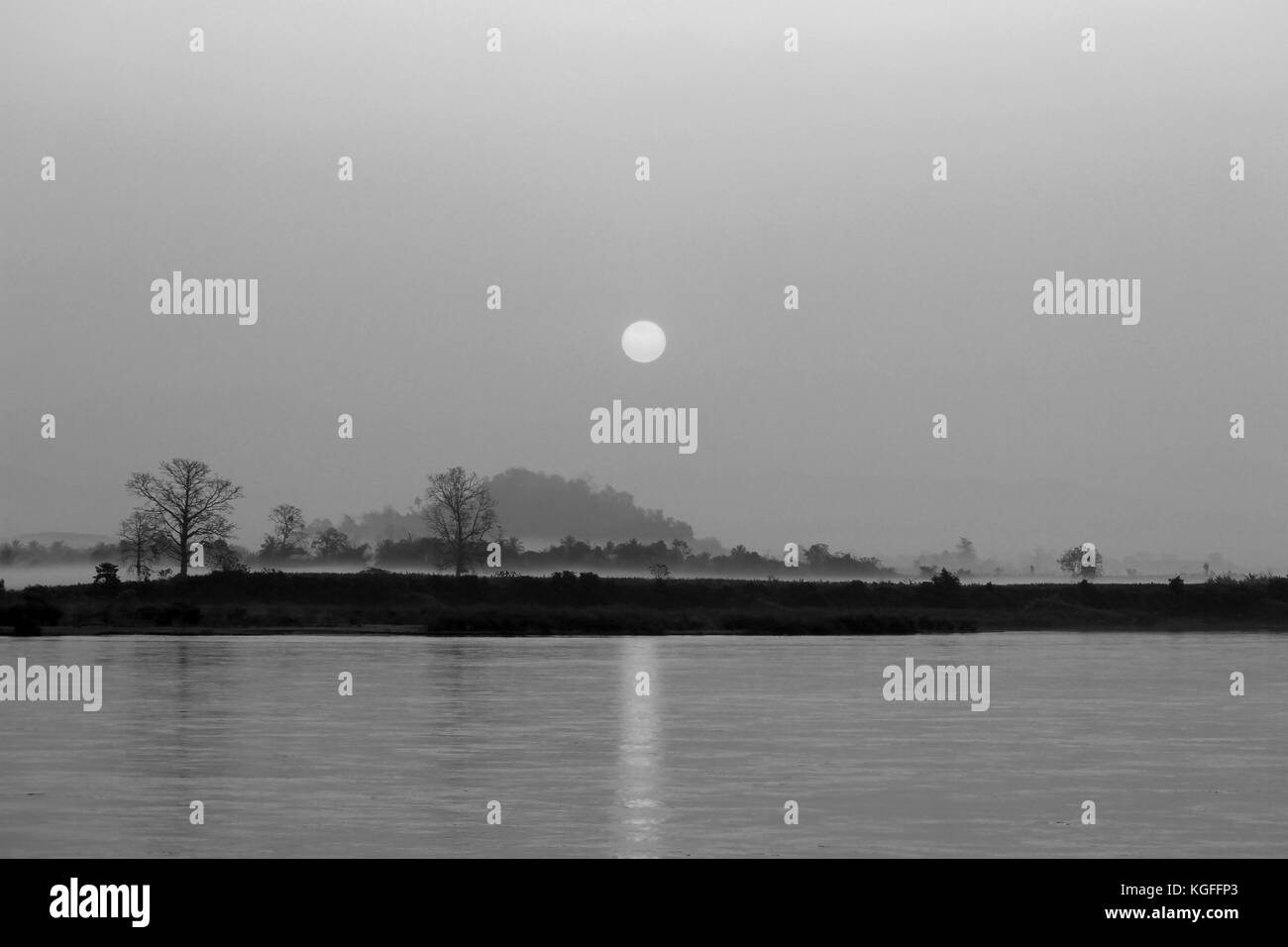 Immagine in bianco e nero, bellissima alba sul fiume Foto Stock